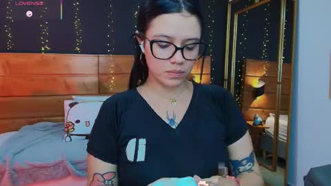 Snapshot of aria_bloomer chatting on 04.14.26 Ari online show from 04.14.26