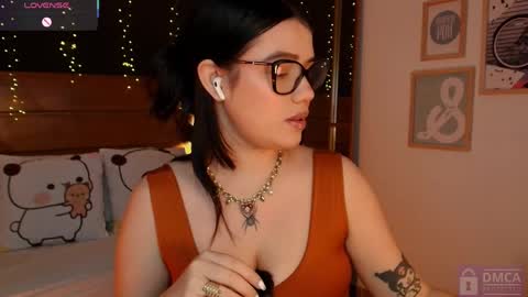 Snapshot of aria_bloomer chatting on 04.21.26 Ari online show from 04.21.26