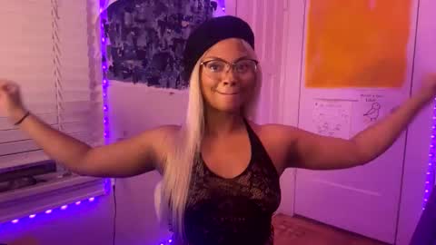 Snapshot of ariaatelier chatting on 12.22.25 Aria Atelier online show from 12.22.25