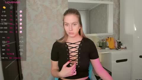 Snapshot of arianawei chatting on 12.02.25 Ariana online show from 12.02.25