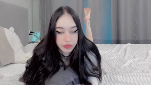 Snapshot of ariel_rouse chatting on 12.17.24 Ariel online show from 12.17.24