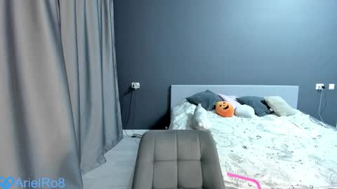 Snapshot of ariel_rouse chatting on 11.01.25 Ariel online show from 11.01.25