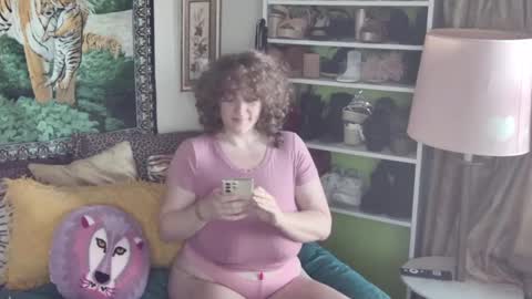 Snapshot of arielabai chatting on 10.14.25 Arielle Ari online show from 10.14.25