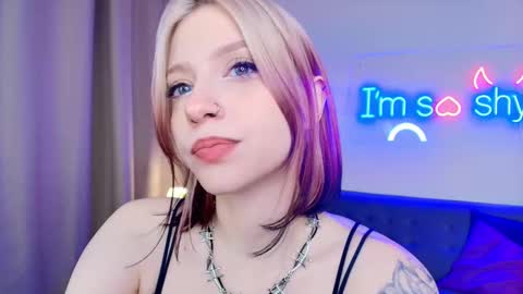 Snapshot of arielabradberry chatting on 11.25.25 Ariel online show from 11.25.25