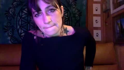 Snapshot of arielwyld chatting on 01.12.25 ariel colin when hes here online show from 01.12.25