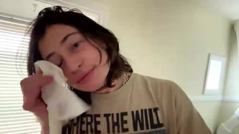 Snapshot of arielwyld chatting on 11.25.25 ariel colin when hes here online show from 11.25.25