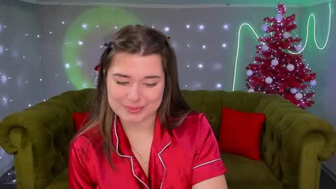 Snapshot of arigraynor chatting on 12.12.24 Ari online show from 12.12.24