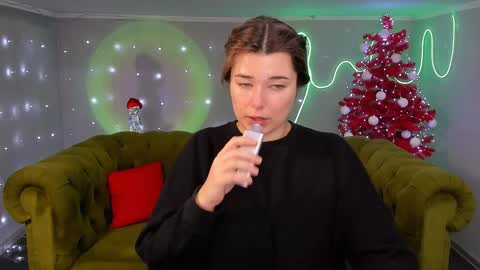 Snapshot of arigraynor chatting on 12.16.24 Ari online show from 12.16.24