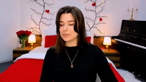 Snapshot of arigraynor chatting on 09.29.25 Ari online show from 09.29.25