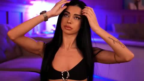 Snapshot of arinarhodes chatting on 10.13.25 Arina online show from 10.13.25