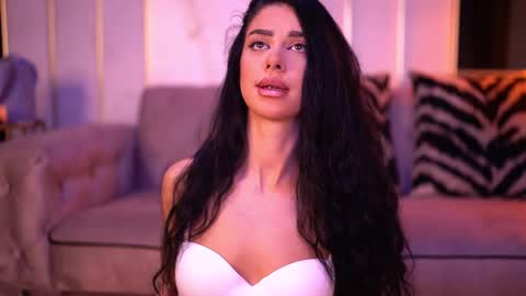 Snapshot of arinarhodes chatting on 10.27.25 Arina online show from 10.27.25