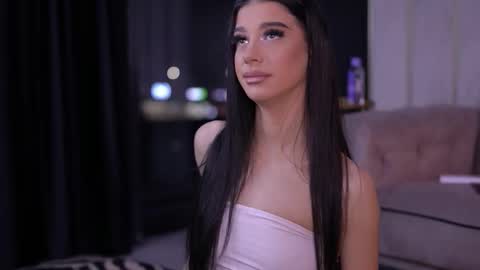 Snapshot of arinarhodes chatting on 12.19.25 Arina online show from 12.19.25