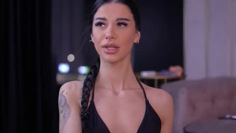 Snapshot of arinarhodes chatting on 12.21.25 Arina online show from 12.21.25