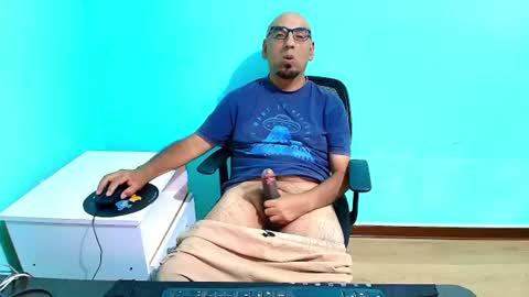 Snapshot of arnelux72 chatting on 06.19.26 arnelux72 online show from 06.19.26