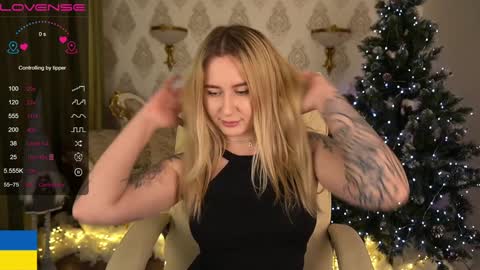 Snapshot of arolinanight chatting on 12.19.24 AROLINA online show from 12.19.24