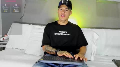 Snapshot of aroon_fit chatting on 02.19.26 AROON HOT online show from 02.19.26