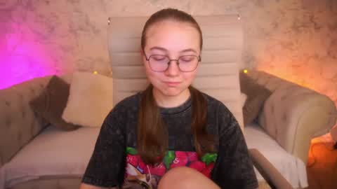 Snapshot of arrinawair chatting on 06.17.26 arrinawair online show from 06.17.26