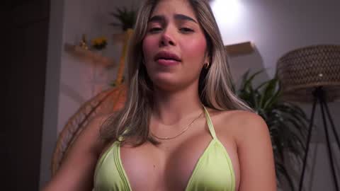 Snapshot of artemia_ chatting on 12.12.24 Amanda online show from 12.12.24