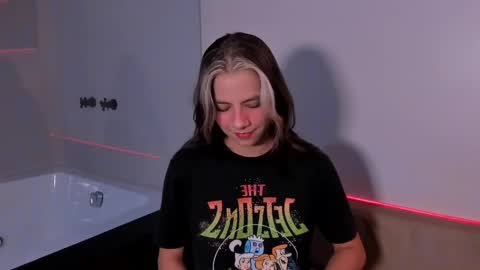 Snapshot of artemisablake chatting on 12.18.24 artemisablake online show from 12.18.24