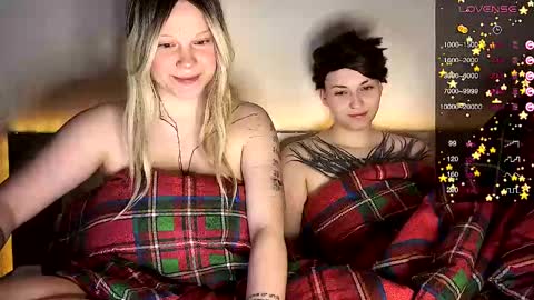 Arya brunett and Cassie blond online show from 01.05.25