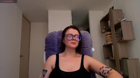 Snapshot of arya_starkw chatting on 10.19.25 Ary 3 online show from 10.19.25