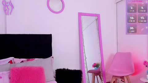 Snapshot of aryane_art_ chatting on 11.19.25 carol online show from 11.19.25