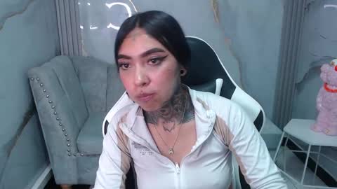 Snapshot of ashley_blum_v chatting on 10.01.25 ashley_blum_v online show from 10.01.25