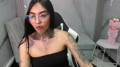 Snapshot of ashley_blum_v chatting on 10.01.25 ashley_blum_v online show from 10.01.25