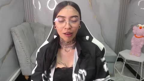 Snapshot of ashley_blum_v chatting on 10.17.25 ashley_blum_v online show from 10.17.25