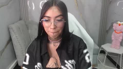 Snapshot of ashley_blum_v chatting on 10.19.25 ashley_blum_v online show from 10.19.25