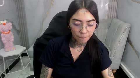 Snapshot of ashley_blum_v chatting on 10.24.25 ashley_blum_v online show from 10.24.25