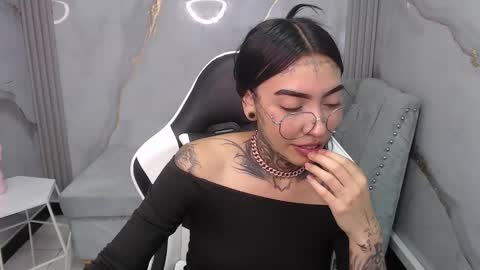 Snapshot of ashley_blum_v chatting on 10.29.25 ashley_blum_v online show from 10.29.25