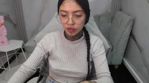 Snapshot of ashley_blum_v chatting on 10.31.25 ashley_blum_v online show from 10.31.25