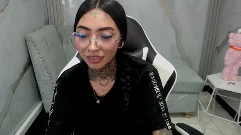 Snapshot of ashley_blum_v chatting on 11.28.25 ashley_blum_v online show from 11.28.25