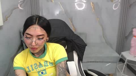 Snapshot of ashley_blum_v chatting on 11.30.25 ashley_blum_v online show from 11.30.25