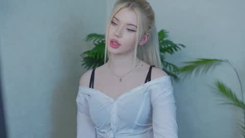 Snapshot of ashleyniko chatting on 10.09.25 AshleyNiko online show from 10.09.25