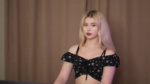 Snapshot of ashleyniko chatting on 11.17.25 AshleyNiko online show from 11.17.25