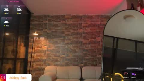 Snapshot of ashleyyfox_ chatting on 12.03.25 Ashley Fox online show from 12.03.25