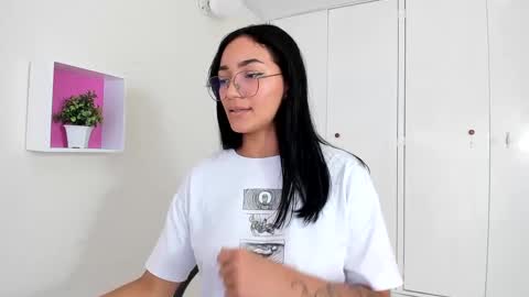 Snapshot of asiam_brunet chatting on 01.11.25 Camila online show from 01.11.25