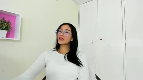 Snapshot of asiam_brunet chatting on 01.28.25 Camila online show from 01.28.25