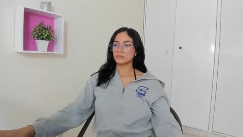 Snapshot of asiam_brunet chatting on 03.01.25 Camila online show from 03.01.25