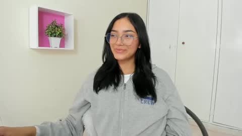 Snapshot of asiam_brunet chatting on 03.03.25 Camila online show from 03.03.25