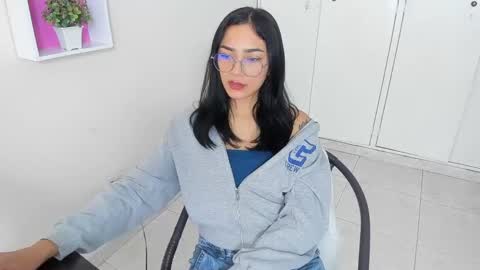 Snapshot of asiam_brunet chatting on 03.04.25 Camila online show from 03.04.25