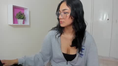 Snapshot of asiam_brunet chatting on 03.10.25 Camila online show from 03.10.25