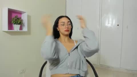 Snapshot of asiam_brunet chatting on 03.12.25 Camila online show from 03.12.25