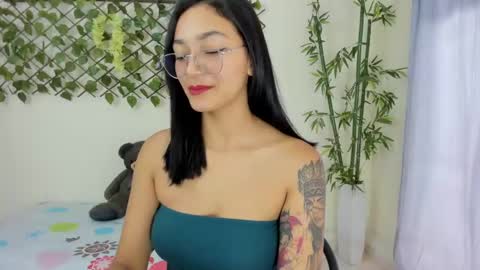 Snapshot of asiam_brunet chatting on 09.20.25 Camila online show from 09.20.25