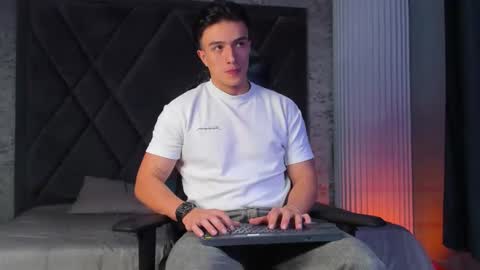 Snapshot of aslanfox_ chatting on 12.21.25 Aslan online show from 12.21.25