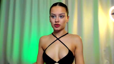 Snapshot of asstetika chatting on 10.25.25 My name is Kiki Help me with thumbps up please online show from 10.25.25