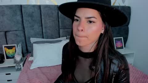 Snapshot of astrid_velle chatting on 11.22.25 astrid_velle online show from 11.22.25