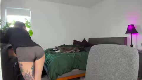 Snapshot of astridluxe chatting on 01.06.25 Astrid Luxe online show from 01.06.25